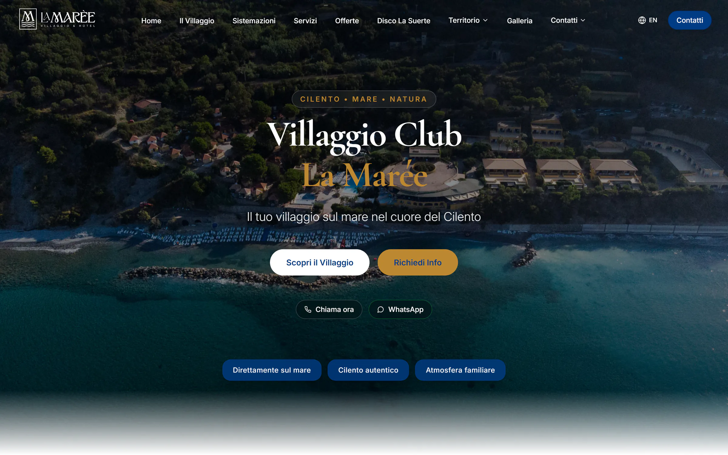Home del sito di Villaggio Club La Marèe: il villaggio e la spiaggia visti dall'alto, il nome, i pulsanti «Scopri il Villaggio» e «Richiedi Info», chiamata e WhatsApp
