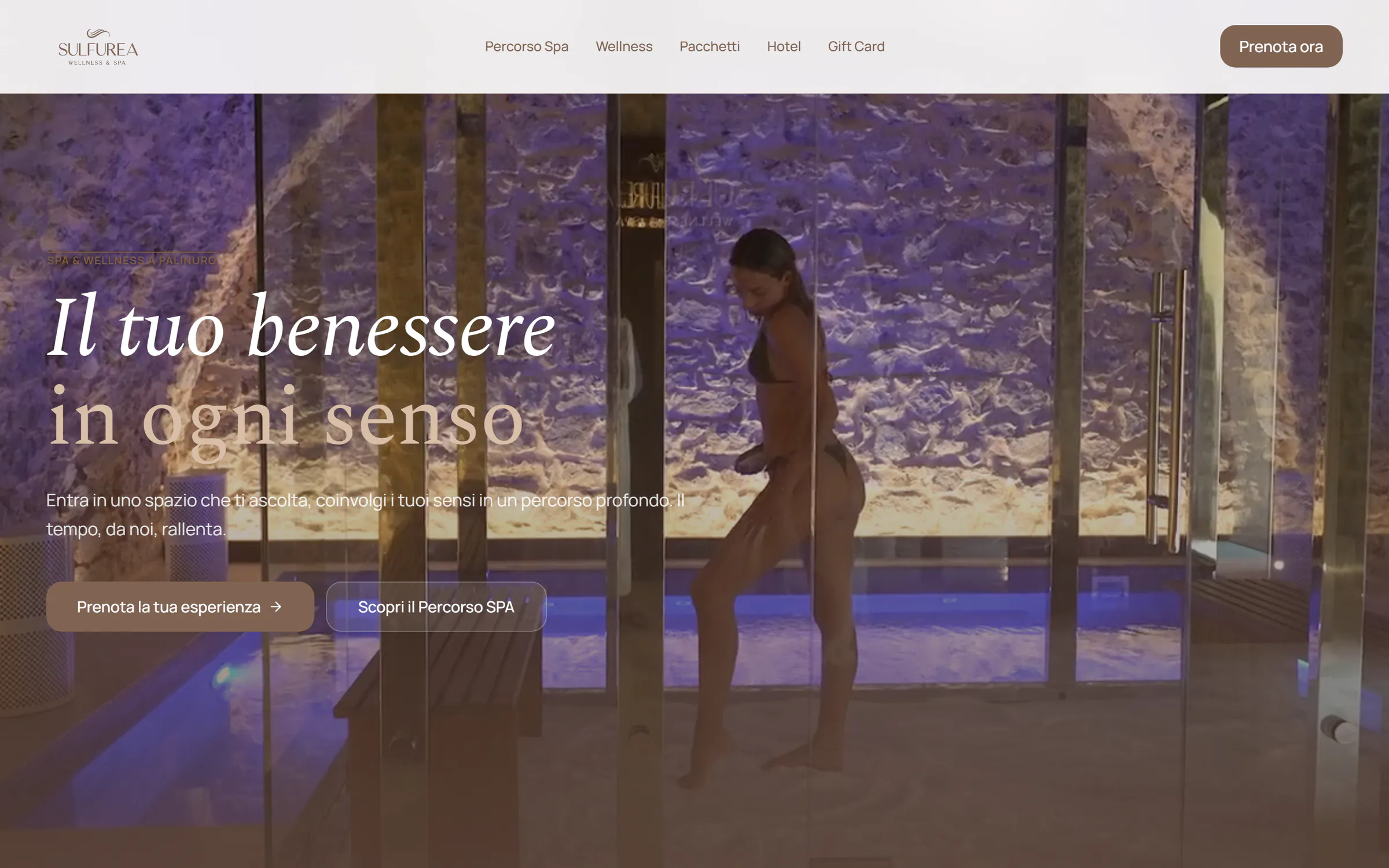 Home del sito di Sulfurea Spa: un'ospite nella grotta di sale accanto alla vasca illuminata, il titolo «Il tuo benessere in ogni senso» e i pulsanti per prenotare e scoprire il percorso spa